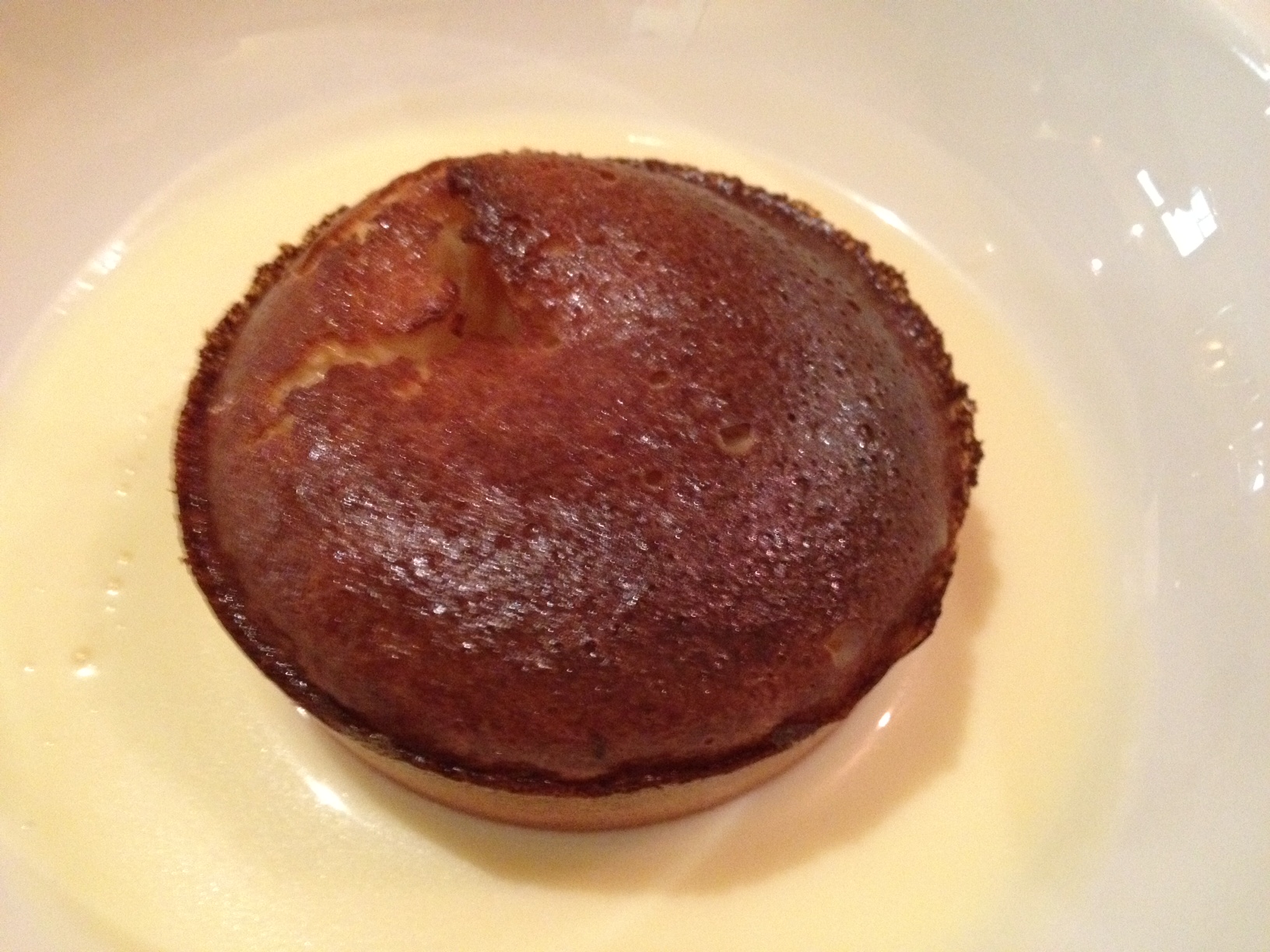 Locum en Toledo Pastel de mazapán con crema de queso y maracuyá